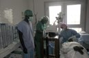Trece médicos españoles de las fundaciones Barraquer y Clarós, ambas con sede en Barcelona, se han desplazado a Camerún para operar de cataratas a más de 600 pacientes, el objetivo de las fundaciones es ofrecer atención médica, con técnicas de última generación, a enfermos que no tiene rescursos económicos. EFETrece médicos españoles de las fundaciones Barraquer y Clarós, ambas con sede en Barcelona, se han desplazado a Camerún para operar de cataratas a más de 600 pacientes, el objetivo de las fundaciones es ofrecer atención médica, con técnicas de última generación, a enfermos que no tiene rescursos económicos. La foto tomada hoy muestra una cola de mujeres en conversación con las enfermeras mientras aguardan a ser diagnosticadas. EFE