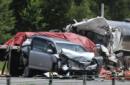 En esta imagen del miércoles 11 de junio de 2013, se ve una minivan y dos semi cargueros que se involucraron en un accidente fatal en la I-85 cerca de la salida de Shorter, Alabama. De acuerdo a un reporte publicado el miércoles 6 de julio de 2016 por parte de los Centros de Control y Prevención de Enfermedades, las muertes por accidentes de tránsito han tenido un declive en la mayoría de los lugares, pero siguen siendo un gran problema en Estados Unidos respecto a otros países ricos. (Lloyd Gallman/The Montgomery Advertiser via AP)