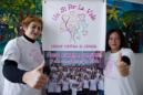 La presidenta de la asociación "Un sí por la Vida-Unidos contra el cáncer", Lina García (d), y una de las integrantes del equipo Ana Couassi posan con el lema de una campaña contra el cáncer en Alhaurín El Grande (Málaga), en la que han colaborado personajes públicos como el entrenador de fútbol Carlo Ancelotti, el actor Antonio Banderas o la presidenta de la Junta de Andalucía, Susana Díaz. EFE