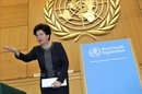 La china Margaret Chan agradece el aplauso de los delegados tras ser reelegida para un segundo mandato de cuatro años como directora general de la Organización Mundial de la Salud (OMS). EFE