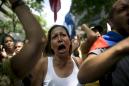 Manifestantes de oposición durante una manifestación para exigir un referéndum para destituir al presidente Nicolas Maduro, el miércoles 25 de mayo de 2016 en Caracas, Venezuela. (Foto AP/Ariana Cubillos)