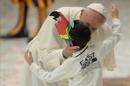 El papa Francisco besa a un niño durante una audiencia en el Aula Pablo VI del Vaticano. EFE