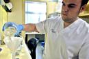 Investigadores del Hospital Universitario Vall d'Hebron han constatado que la exposición a los edredones y/o almohadones de plumas es una de las principales causas de la enfermedad fibrosis pulmonar idiopática en la mitad de los casos analizados en un estudio clínico a sesenta pacientes. EFE