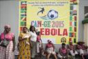 Varias personas hacen cola junto a un cartel para prevenir el ébola en el estadio de Bata, Guinea Ecuatorial. EFE/Archivo