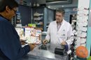 Un hombre adquiere un medicamento en una farmacia. EFE/Archivo