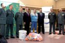 Fotografía facilitada por la Guardia Civil del acto de entrega de 400 kilos de tapones por parte de la Comandancia de la Guardia Civil de Madrid que se ha sumado a la campaña "Tapones para una nueva vida" de la Fundación SEUR. En la imagen, el presidente de la Fundación SEUR, Ramón Mayo (4i), junto a varios mandos de la Guardia Civil durante el acto de entrega. EFE