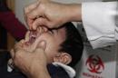 Un médico suministra una dosis de vacuna contra la polio a un niño durante la campaña de vacunación organizada por el Gobierno para evitar la propagación de la enfermedad el pasado 6 de noviembre de 2013 en Damasco (Siria). EFE/Archivo