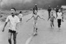 La niña Kim Phuc, al centro, corre desnuda con sus hermanos y primos por una carretera después de que las fuerzas vietnamitas lanzaran desde el aire napalm encendido contra sus propios efectivos y civiles cerca de la aldea de Tran Bang, el 8 de junio de 1972. Phuc, hoy de 52 años, vive en Canadá y comenzó una serie de tratamientos con láser en el Instituto de Dermatología y Láser de Miami con el que le alizarán y suavizarán el tejido cicatrizado y pálido que le quedó desde hace más de 40 años. El fotoperiodista Nick Ut de The Associated Press ganador del Pulitzer por esta imagen llevó a la niña a un hospital para que la atendieran. (AP Foto/Nick Ut)