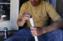 Un hombre que sufrió quemaduras en 12% de su cuerpo debido a un incendio con gas butano ocurrido cuando elaboraba extracto de marihuana en su casa muestra cómo se prepara el concentrado en su vivienda en Denver, el 1 de mayo de 2014. Legisladores en los estados de Colorado y Washington pretenden explicar a detalle qué está autorizado en la elaboración de concentrado de marihuana a nivel casero debido a las diversas explosiones y lesionados a causa de esta actividad. (AP Foto/Brennan Linsley)