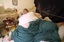Fotografía de archivo del 17 de enero de 2006 de Manuel Uribe , entonces con 40 años de edad, y 597 kilogramos de peso, en Monterrey, México. Uribe murió hoy, lunes 26 de mayo de 2014, víctima de una insuficiencia apática y un peso de 394 kilogramos en un hospital de la ciudad de Monterrey en el estado mexicano de Nuevo León, informaron familiares en esa ciudad. EFE/ARCHIVO