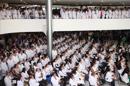 Cientos de médicos extranjeros escuchan a la presidenta brasileña, Dilma Rousseff, durante la sanción del proyecto de ley que reglamenta la contratación de médicos foráneos para atender áreas que carecían de servicios de salud, en el palacio presidencial de Planalto, en Brasilia. EFE