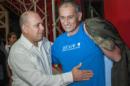 Fotografía cedida por el Periódico Juventud Rebelde donde se ve al ministro de salud en Cuba Roberto Morales (i) saludando al medico cubano Félix Báez Sarría (d), que contrajo el ébola en cumplimiento de una misión en Sierra Leona y fue atendido en Ginebra, tras su llegada al aeropuerto internacional José Martí de La Habana (Cuba). EFE