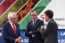 El ministro de Sanidad en funciones, Alfonso Alonso (c), conversa con el consejero de Sanidad de la Comunidad de Madrid, Jesús Sánchez Martos (d), y el director adjunto del suplemento 