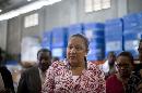 La primera dama de Haití Sophia Martelly visita una bodega que alberga una donación de suministros para tratar la chikungunya, en el barrio Cite Soleil, en Puerto Príncipe, el miércoles 10 de septiembre de 2014. (Foto AP/Dieu Nalio Chery)