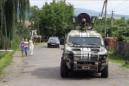 Tres niñas pasean mientras la Guardia Nacional Ucraniana patrulla las calles en Borhalom (Ucrania). EFE