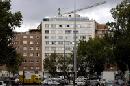 Vista de la fachada de la Fundación Jiménez Díaz de Madrid, donde fue ingresado anoche el hombre que fue atendido por el Samur en la Estación de Autobuses de Méndez Álvaro porque presentaba malestar y fiebre y había viajado en el último mes a África, de acuerdo con el protocolo preventivo para posibles casos de ébola. Fuentes del Ministerio de Sanidad han confirmado hoy que el hombre no tiene ébola. EFE
