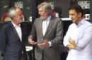 El director de Comunicación de Basque Culinary Center, José Luis Galiana (i); el ministro de Educación, Cultura y Deporte, Íñigo Méndez de Vigo (c); y el cocinero Francis Paniego, del restaurante El Portal de Echaurren, con dos estrellas Michelin y tres soles Repsol en Ezcaray (La Rioja), durante su visita al pabellón de España de la Expo Milán. EFE