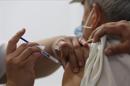Una niña recibe una vacuna contra la gripe en el Hospital General de Occidente, en el municipio mexicano de Zapopán, en el estado de Jalisco. EFE/Archivo