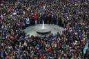 Aspecto de la Puerta del Sol de Madrid, donde miles de personas se encuentran concentradas con motivo de la "marcha del cambio", la manifestación convocada por Podemos para advertir al Gobierno de que "empieza su cuenta atrás", que discuarrido hoy desde la madrileña Plaza de Cibeles, bajo el lema "Es ahora", con una multitudinaria asistencia de simpatizantes que secundan la convocatoria. EFE