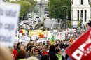 Un momento de la manifestación de la Marea Blanca, organizada por la Mesa en Defensa de la Sanidad Pública en Madrid, por las calles de Madrid, en defensa de la sanidad pública y de calidad. EFE/Archivo
