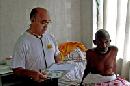 Fotografía facilitada por Juan Ciudad ONGD de Manuel García Viejo, el misionero leonés infectado por el virus del Ébola en el en el Hospital de San Juan de Dios en Lunsar, Sierra Leona. EFE