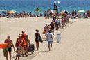 Imagen de una playa española llena de veraneantes. EFE/Archivo