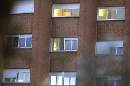 Dos personas en una de las ventanas de la quinta planta del Hospital Carlos III de Madrid, en el que se encuentra ingresada la auxiliar de enfermería Teresa Romero, contagiada de ébola. EFE