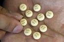 Un empleado de Fujifilm Holdings muestra las pastillas Avigan, un medicamento experimental contra el ébola desarrollado y fabricado por la farmacéutica japonesa Toyama Chemical en Tokio. EFE/Archivo