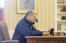 El presidente de Estados Unidos, Barack Obama, fue registrado este domingo al hablar por teléfono con la secretaria de Salud de su Gobierno, Sylvia Burwell, luego de que se confirmara el primer contagio del virus de ébola en Estados Unidos. EFE
