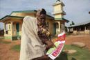 Unas mujeres observan un cartel con consejos para prevenir el ébola, en el distrito de Zorzor en Lofa, Liberia. EFE/Archivo