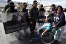 Policías Bolivianos desalojan a una docena de personas con discapacidad, en sillas de ruedas y con muletas luego de que protestaran frente a las puertas de la clínica donde operaron de una rodilla al presidente boliviano, Evo Morales, y que estuvo custodiada por decenas de policías. EFE