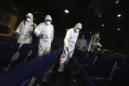 Trabajadores fumigan asientos en el Centro de Arte Uniplex en Seúl (Corea del Sur). Un nuevo muerto por el coronavirus eleva las víctimas a 24 en Corea del Sur. EFE