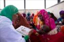 Fotografía facilitada por la organización Save The Children de mujeres con su hijos atendidas en un precario consultorio en Somalia, el peor país del mundo para ser madre. EFE