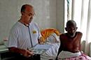 Fotografía facilitada por Juan Ciudad ONGD de Manuel García Viejo, el misionero leonés infectado por el virus del Ébola en el en el Hospital de San Juan de Dios en Lunsar, Sierra Leona. EFE