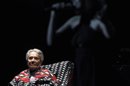 La veterana cantante Chavela Vargas (i) , considerada como una de las voces legendarias de México, participa junto a la argentina La Negra Chagra (d) en un concierto en el Teatro de la Ciudad, en la capital mexicana, el 8 de octubre de 2010. EFE/Archivo