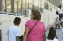 Dos niños arrastran sus mochilas a su llegada al colegio en Madrid. EFE/Archivo