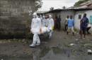 Varios operarios trasladan el cadáver de una supuesta víctima del virus del ébola en una barriada de Logan, afueras de Monrovia, Liberia. EFE/Archivo