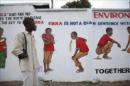 Un hombre observa un muro que lleva un mensaje que hace parte de una campaña de sensibilización sobre el ébola en Monrovia (Liberia). EFE/Archivo