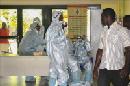 Fotografía de trabajadores de la salud con trajes especiales de protección preparados para recibir cualquier emergencia de pacientes con ébola en el Hospital Nacional en Abuja (Nigeria). EFE
