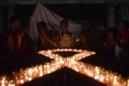Personas participan en una marcha con velas rojas para exigir un mejor trato a las personas con VIH/SIDA. EFE/Archivo