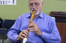 En fotografía del 17 de julio de 2014 photo, Robert Howe, médico y candidato a doctor en historia de la música toca un instrumento antiguo que fue parcialmente reconstruido con una impresora de tercera dimensión en la universidad de Connecticut. (Foto de AP/Pat Eaton-Robb)
