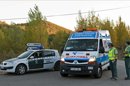 Una ambulancia junto a agentes de la Guardia Civil en las inmediaciones del lugar en el que fallecieron cuatro trabajadores en un accidente laboral en las obras del embalse de Castrovido (Burgos). EFE/Archivo