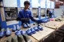 Un joven trabaja en las instalaciones de una empresa. EFE/Archivo