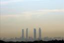 Las Cuatro Torres se perfilan entre la nube de polución de Madrid. EFE