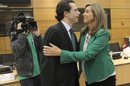 La ministra de Sanidad, Ana Mato, saluda al consejero de Madrid, Javier Fernández Lasquetty, durante el pleno del Consejo Interterritorial del Sistema Nacional de Salud, celebrado esta tarde en Madrid. EFE