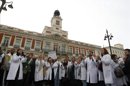 Más de un centenar de médicos residentes durante una concentración en la Puerta del Sol para protestar contra la privatización de la gestión de seis hospitales y 27 centros de salud que ha propuesto el Gobierno regional en el plan de medidas para reformar el sistema sanitario. EFE/Archivo