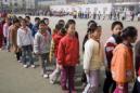 Alumnos de una escuela en Pekín en la pista deportiva reciben entrenamiento. EFE/Archivo
