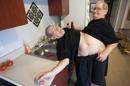Los siameses Donnie, a la izquierda, y Ronnie Galyon, de 62 años, van por agua dentro de su casa en Beavercreek, Ohio, el sábado 28 de junio de 2014. El 28 de octubre cumplirán 63 años para convertirse en los siameses más longevos del mundo. Ambos nacieron el el 28 de octubre de 1951.(AP Foto/The Grand Rapids Press, Cory Morse) Televisión local excluida. Televisión local por internet excluida.