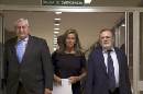 La ministra de Sanidad, Ana Mato (c), junto al consejero de Sanidad de la Comunidad de Madrid, Javier Rodríguez (i), y el director gerente del Hospital de La Paz de Madrid, Rafael Pérez-Santamarina (d), antes de la rueda de prensa que ofrecieron el pasado lunes sobre el primer contagio de ébola en España. EFE