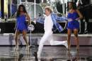Demandan a Rod Stewart por lesiones causadas con un balón en un concierto